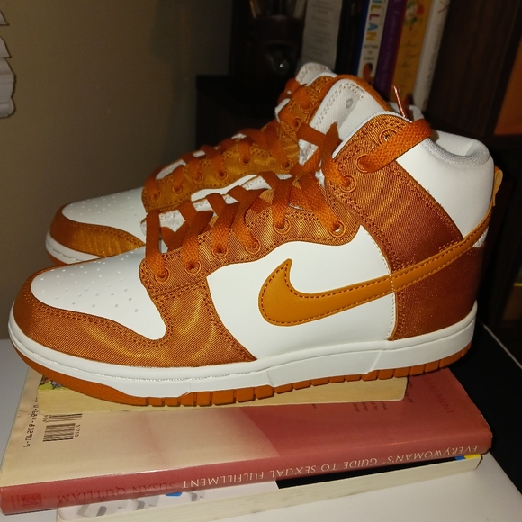 Nike Dunks - Picture 3 of 8